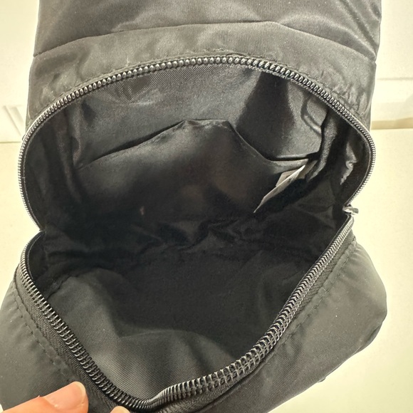 Reebok Black Nylon Sling Bag / Backpack NWT - Picture 7 of 10